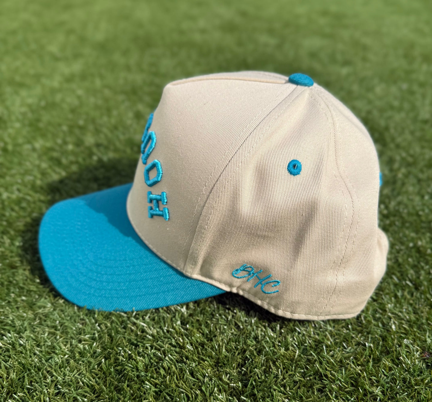 Off-White & Aqua Blue | Pre-curved Snapback